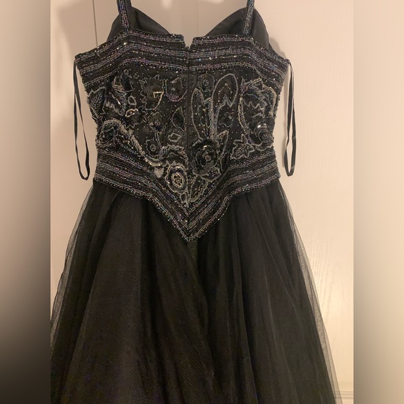 Size 4 long formal black beaded gown - Picture 5 of 6